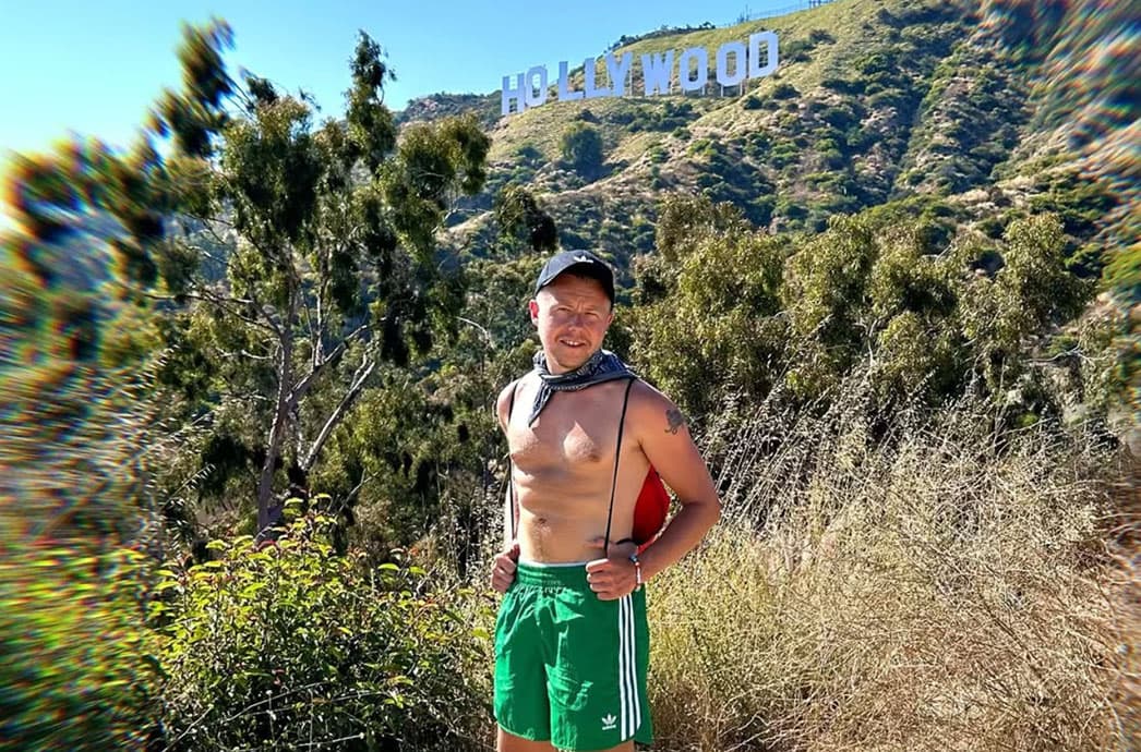 Сергей Ульянов на фоне Лос-Анджелеса и знака Hollywood